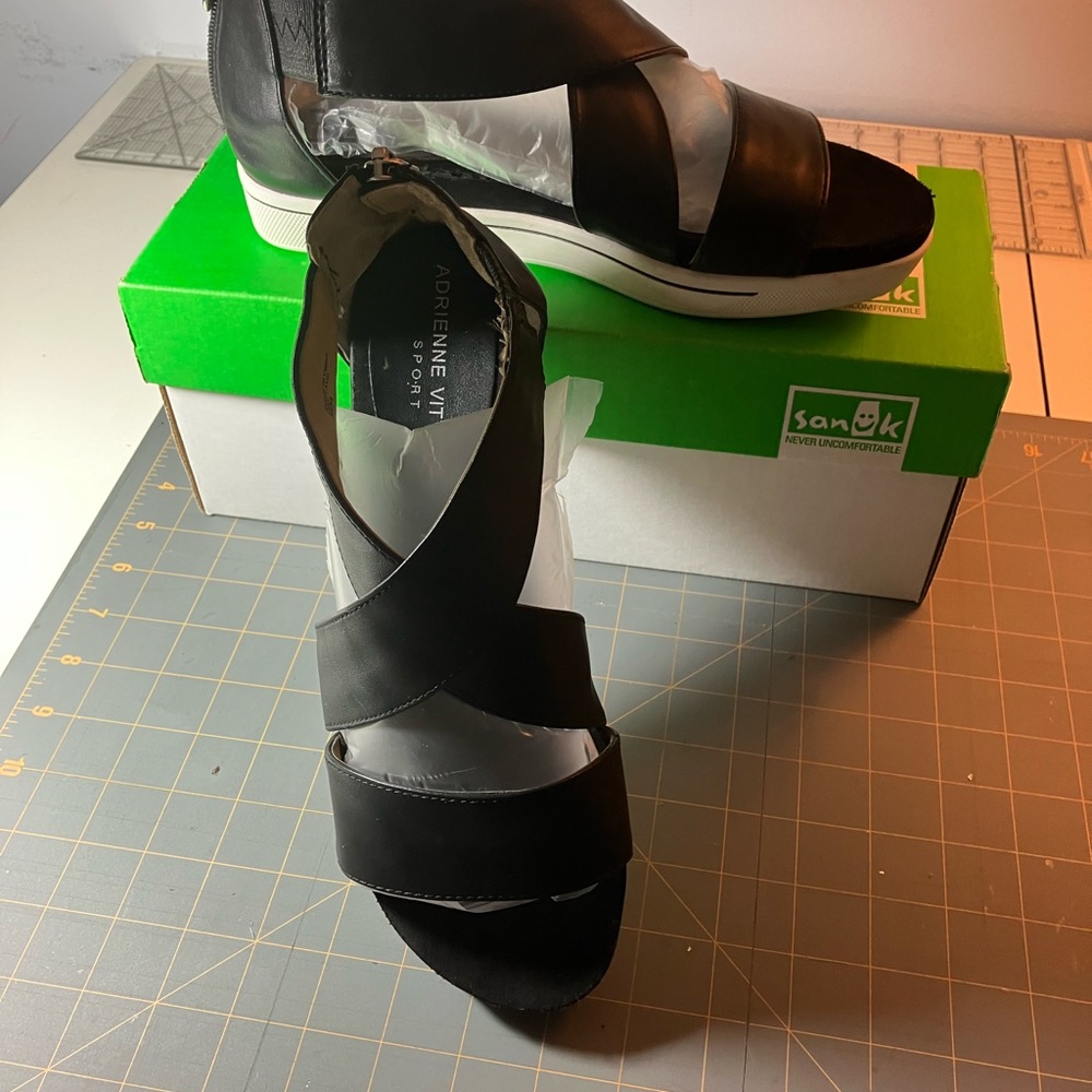 Women’s size 8-1/2 Adrienne Vittadini sandals in good condition